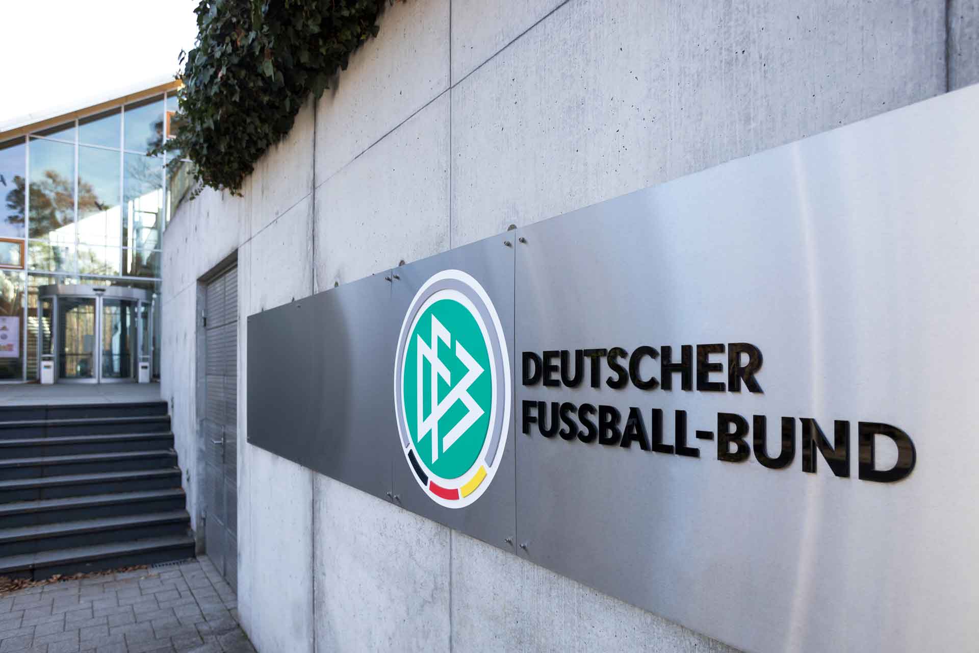 Geisterspiele und Millionenstrafen: Steht die Sanktionspraxis des DFB rechtlich im Abseits?